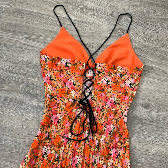 Finders Keepers Floral Plunge Dress - Picture 5 of 12